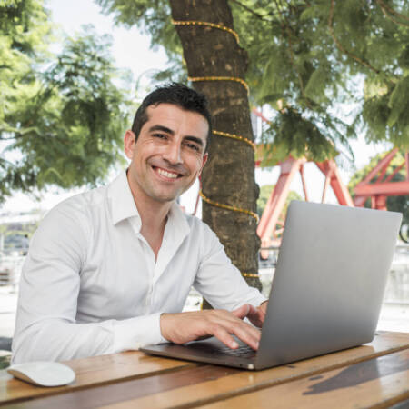 hombre-con-portatil-al-aire-libre